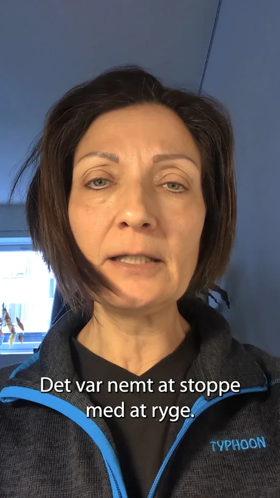 Billede af en dame som sidder i bilen