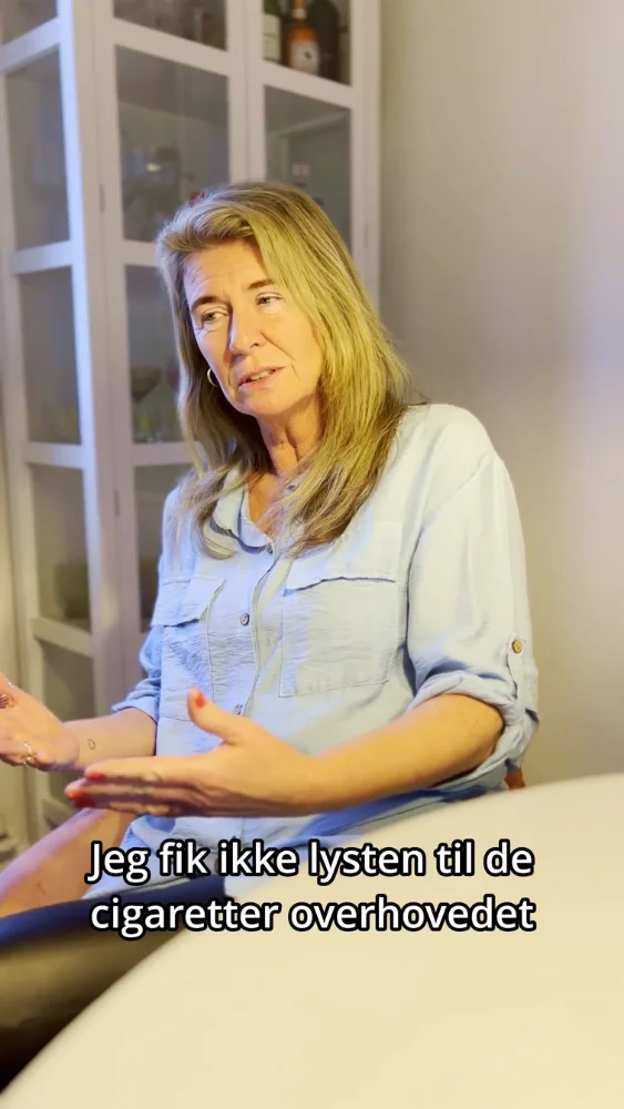 Billede af en dame ved et bord